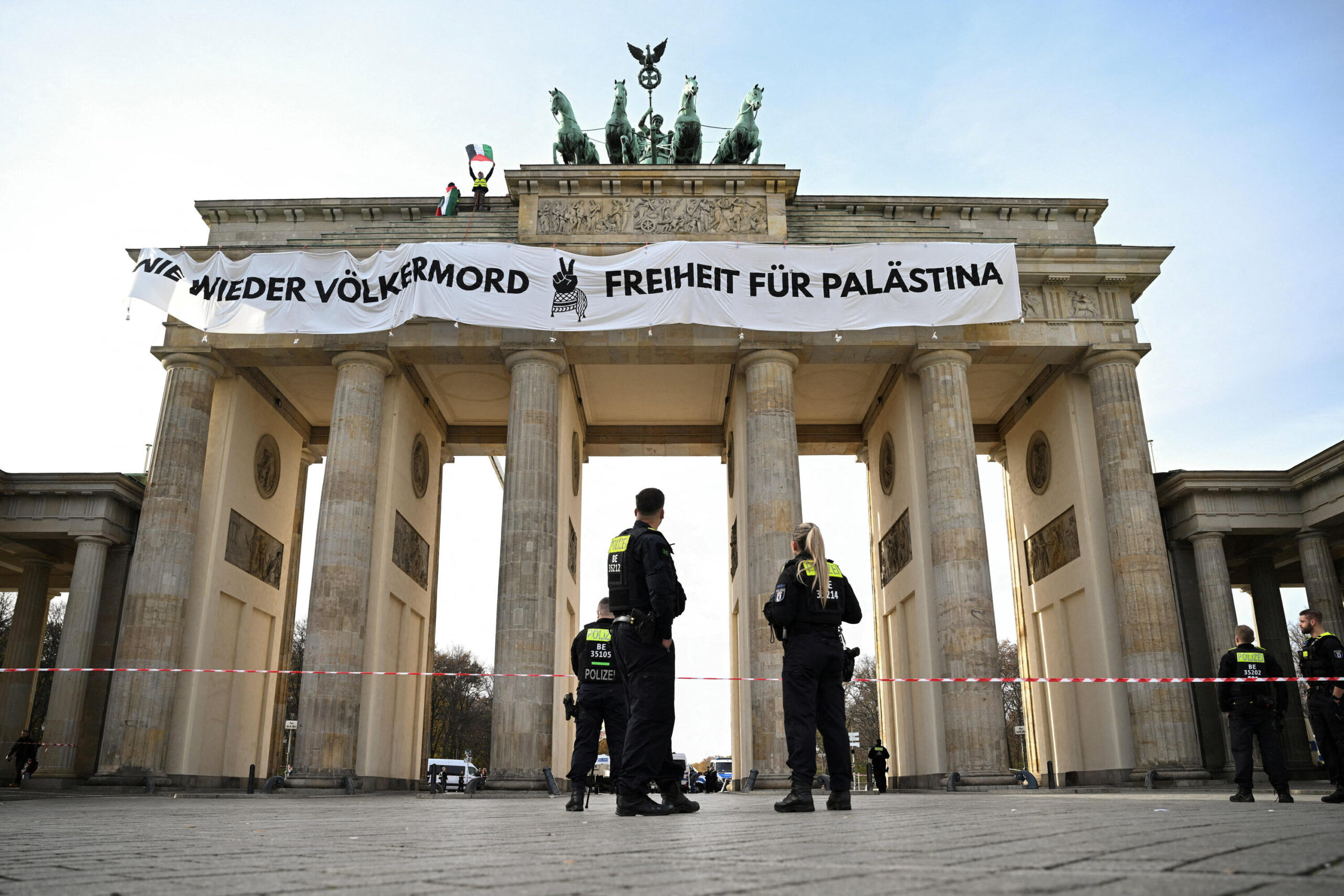 Kebebasan untuk Palestina: Aksi Pengibaran Panji di Gerbang Brandenburg Berlin Memicu Sorotan Global