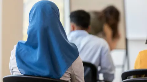 Larangan Jilbab Austria Resmi Berlaku di Sekolah, Ini Penjelasan Lengkap Pemerintah